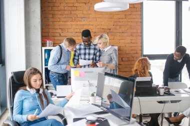 Üç personals iş teklifi okuma üzerinde yoğunlaşmıştır