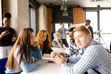 çok etnik gruptan oluşan atudents konuşmaları tutuyorsun