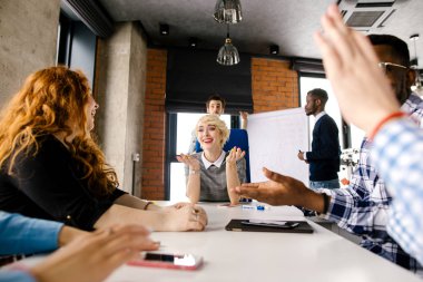 gülümseyen ofis çalışanı onun ortakları iş gördüğüne sevindi