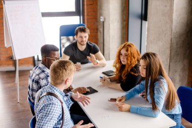 üç erkek ve iki kız öğrenci eğitim broblems bahsediyorsunuz