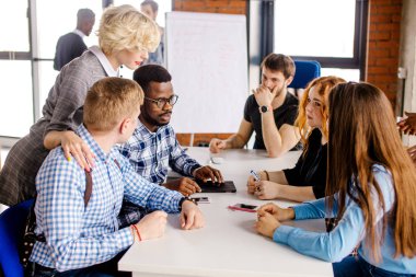 özenli öğretmen her ekip üyesine kulak veriyor