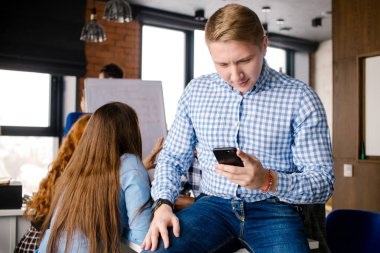 Beyaz adam sarı saçlar manifatura çalışmalarında bardak closeup