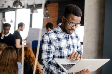 Afrika ofis çalışanı onun laptop ve skannig tutarak onu