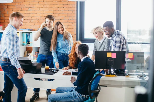 Un grupo de buenos estudiantes se están preparando para el rendimiento — Foto de Stock