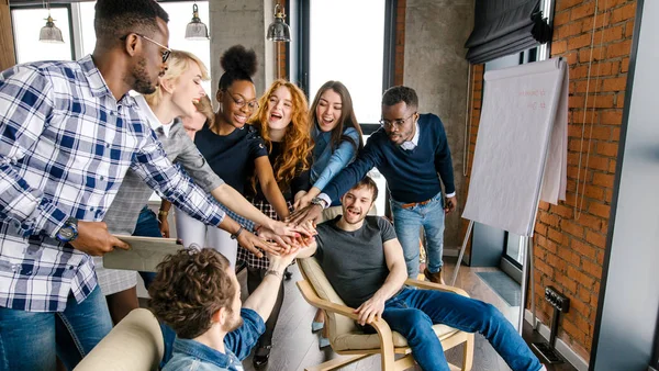 Jeunes heureux mélange les travaux de l'union raciale développer la tolérance. montrer la tolérance . — Photo