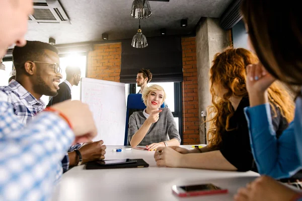 güzel makyaj ile yakışıklı patron onun işçi için işaret ediyor