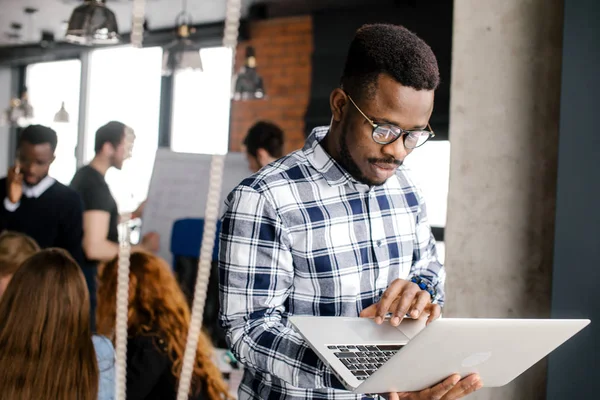 Afrika ofis çalışanı onun laptop ve skannig tutarak onu
