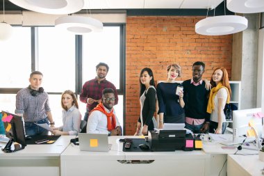 Panorama pencere ile modern ofiste çok ırklı yaratıcı insanlar.