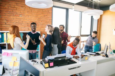 üzgün Afrika adam üstünde laptop nedeniyle gürültülü meslektaşları çalışamam