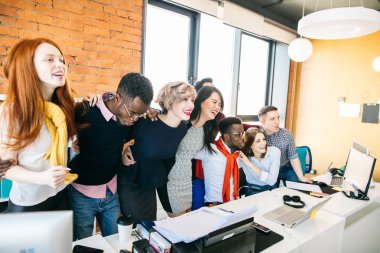 Multi ırksal ortak çalışanlar ortak onların niyet göstermek için kucaklayan.