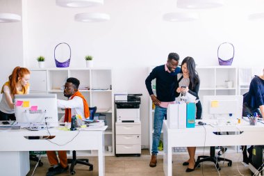 Afrika insan ve Asyalı kadın cep telefonu seyir ve gülüyor