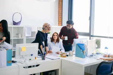 sırıtan kadın onun çalışanları için bir hesap veriyor