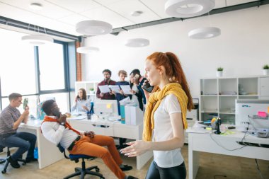 yan görünümü vurdu Kızıl saçlı disigner smartphone üzerinde konuşmak yukarıya kapatmak