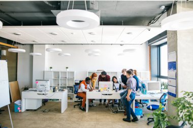 Açık plan modern ofis ile meşgul insanlar