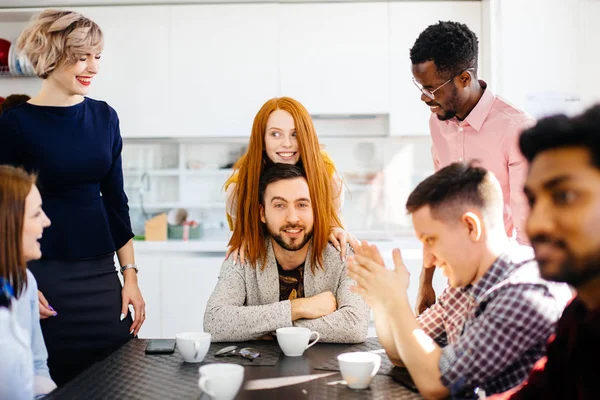 Verrückte rothaarige Frau legt ihr schönes Haar auf ihren männlichen Kollegen — Stockfoto