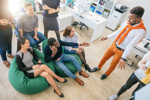 Африканский мужчина с телефоном спотыкается о репетиторов в курсе
