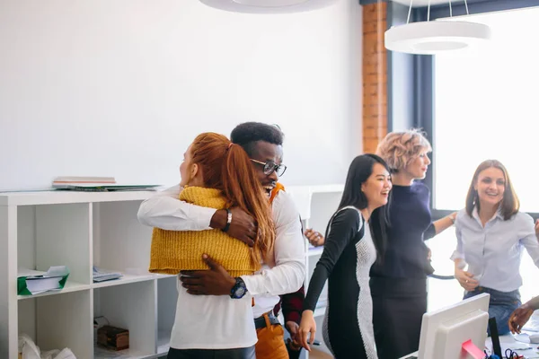 Retrato de abrazar a socios africanos y caucásicos —  Fotos de Stock