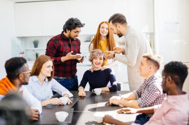 Kapalı gözler gülümseyen kadın şefle gelgit onun işçi dinleme şikayet