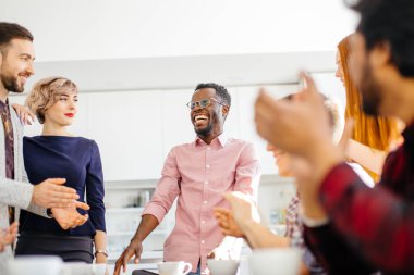 Afrika lideri ekip üyeleri önünde histerik gülüyor