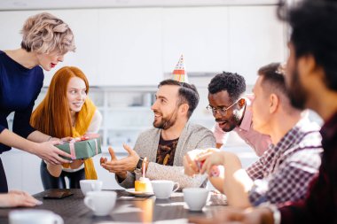 karışık yarış meslektaşları office mutfakta bir Doğum günü kutluyor