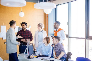 Genç Usta işadamı fikirleri ile ortakları ile paylaşıyor