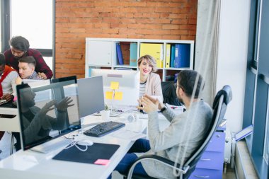 Genç yakışıklı ekip üyeleri Office iş fikirleri tartışmak