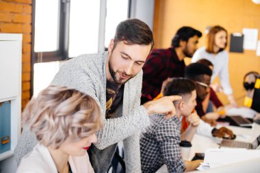 Genç yakışıklı bir dinlenmek için hoş kadın meslektaşım offring biri