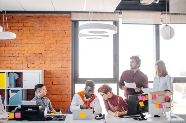 Kağıt tutan ve uzağa bakarak düşünceli Hint adam