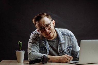 kameraya bakarak yorgun Kafkas blogger