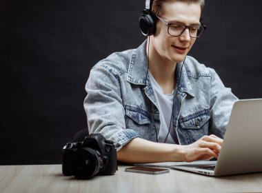 Genç güzel erkek tipik haber içinde belgili tanımlık laptop