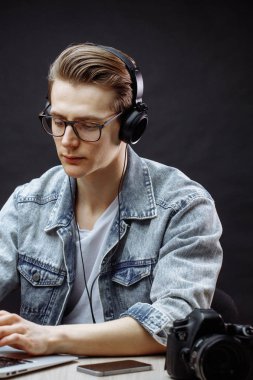 camerist işyerinde müşteriler ile sohbet