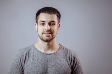 gündelik kıyafeti giymiş yakışıklı genç