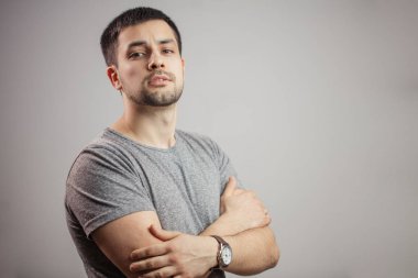 kas vücut olan kibirli bir cesur adam