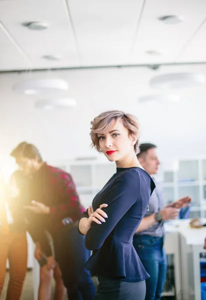 Primer plano retrato de mujer hermosa con pelo corto y claro mirando a la cámara — Foto de Stock