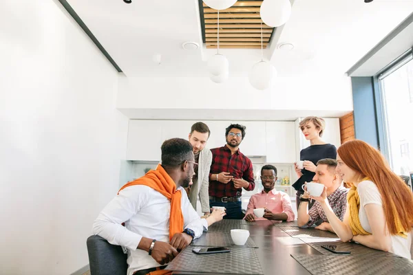 Primer plano foto de joven equipo de negocios teniendo conversación en —  Fotos de Stock