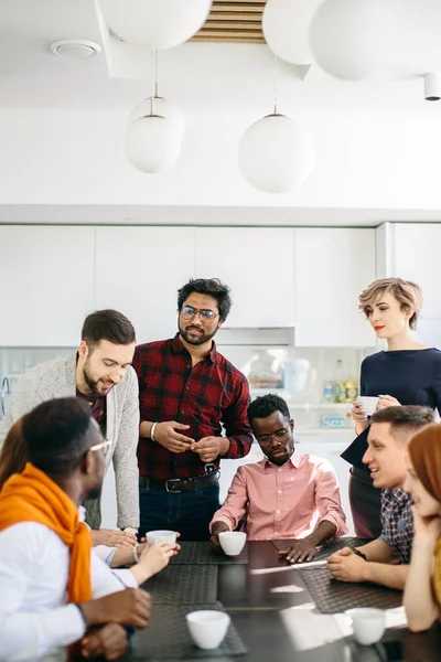 Nahaufnahme vertikales Foto stilvoller Jugendlicher, die zusammen Tee trinken — Stockfoto