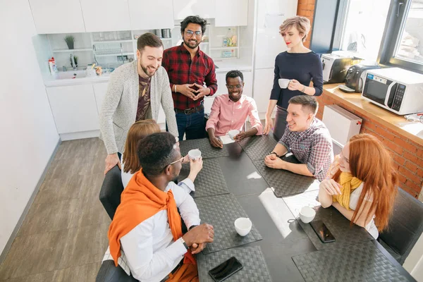 Mitarbeiter mit unterschiedlichen Nationalitäten kommen zusammen — Stockfoto