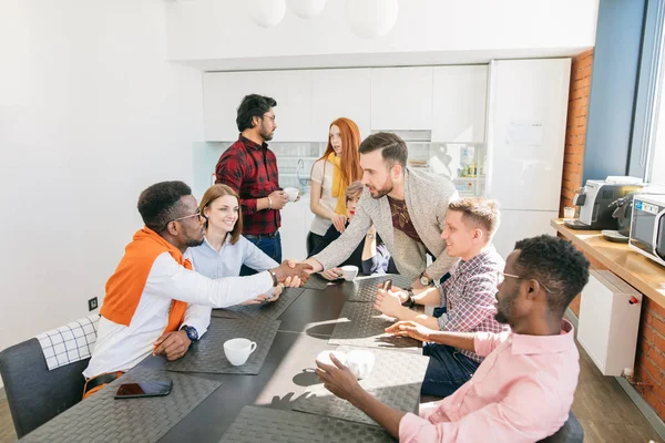 Nahaufnahme von zwei Geschäftsleuten beim Händeschütteln in der Kaffeepause — Stockfoto