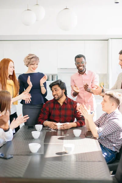 Junge Mitarbeiter freuen sich über die Ernennung eines neuen Chefs — Stockfoto