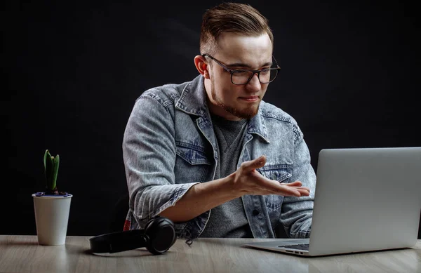 Employé de bureau avec des lunettes de cheveux rouges ayant des problèmes avec ordinateur portable — Photo