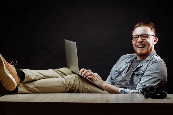 Lachen Jonge Kantoor Werknemer Resing Stoel Met Laptops Het Werk — Stockfoto