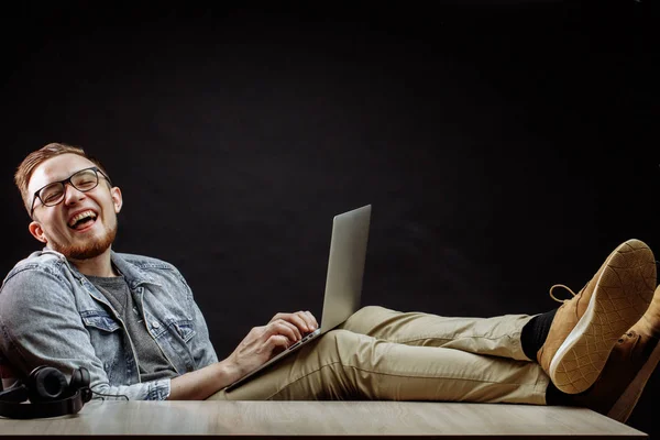 Knappe student met plagen gezicht tijd doorbrengen met laptop — Stockfoto