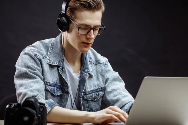 Camera clicker met een gesprek met klanten online — Stockfoto