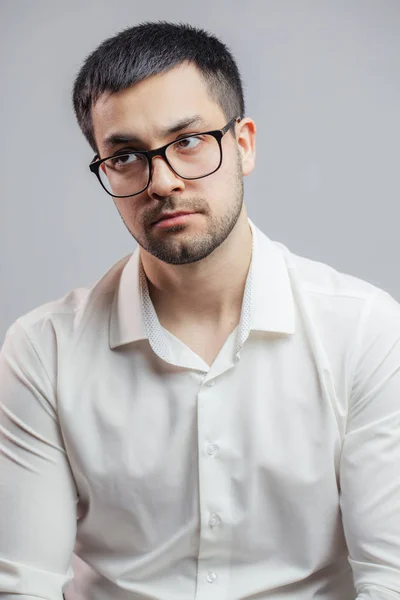 Un estudiante reflexivo tratando de recordar las fechas históricas.mirar hacia atrás en el pasado. mirar a un lado — Foto de Stock