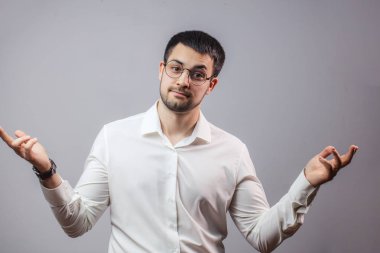 yakışıklı bir işadamı kollarını gidiyor