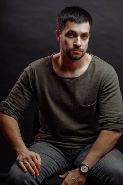 acımasız adam iskemlede kayıtsızca giyinmiş