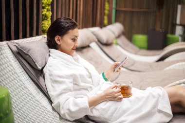 Genç erkek spa salonda istirahat yan görünüm portre kadar kapatın