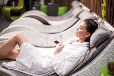 genç çekici kadın dinlenme odasında uyuyor