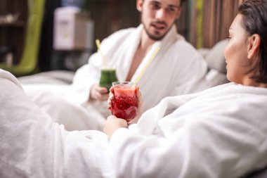 Seanslarınızdan sonra dinlenme süre kokteyl içme genç hoş çift