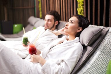 Aile geri kalan comcept. nasıl relax bilen genç çekici erkek ve kadın.